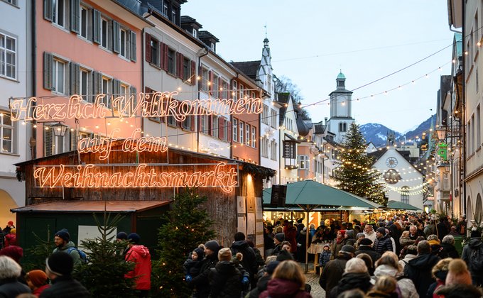 Ein Weihnachtsmarkt in einer schönen kleinen Stadt